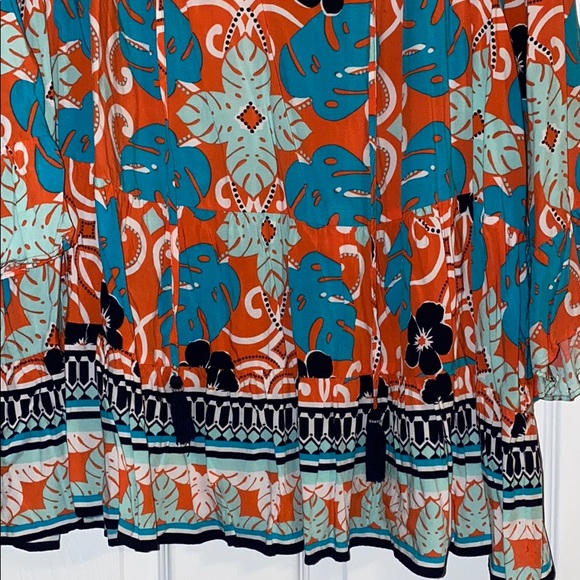 Crown & Ivy Curvy Peasant Top - Picture 3 of 8